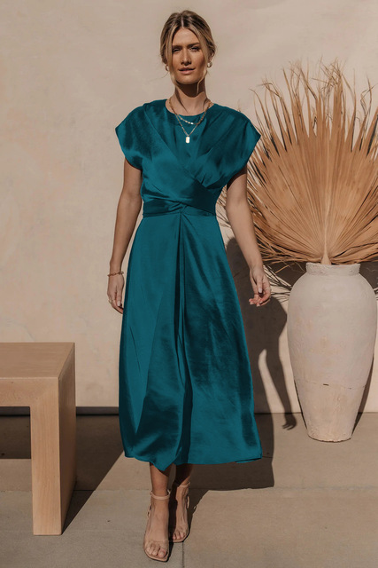 Abito Elegante in Satin con Incrocio per Occasioni Speciali Stile Italiano