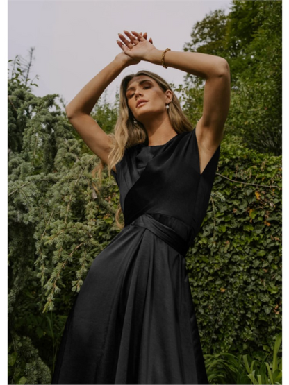 Abito Elegante in Satin con Incrocio per Occasioni Speciali Stile Italiano