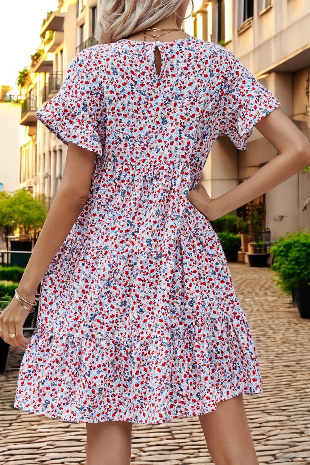 Abito Estivo Elegante con Maniche a Volant e Fiori Stile Italiano