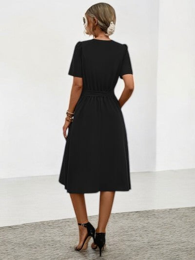 Abito Estivo con Collo a V e Cintura Regolabile per uno Stile Solare Senza Sforzo Stile Italiano