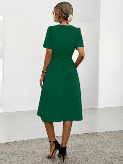 Abito Estivo con Collo a V e Cintura Regolabile per uno Stile Solare Senza Sforzo Stile Italiano