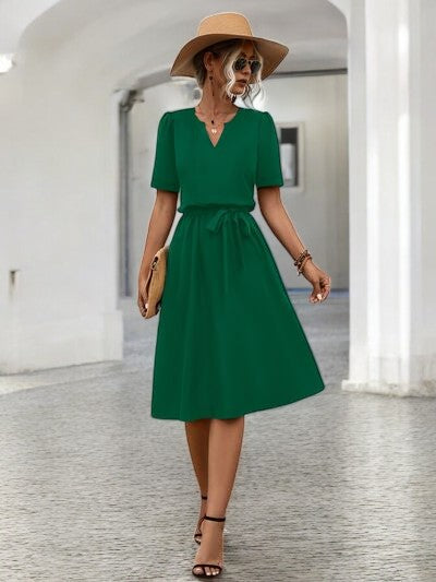 Abito Estivo con Collo a V e Cintura Regolabile per uno Stile Solare Senza Sforzo Stile Italiano