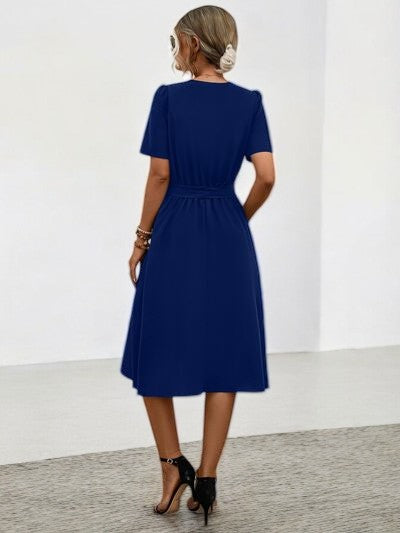 Abito Estivo con Collo a V e Cintura Regolabile per uno Stile Solare Senza Sforzo Stile Italiano