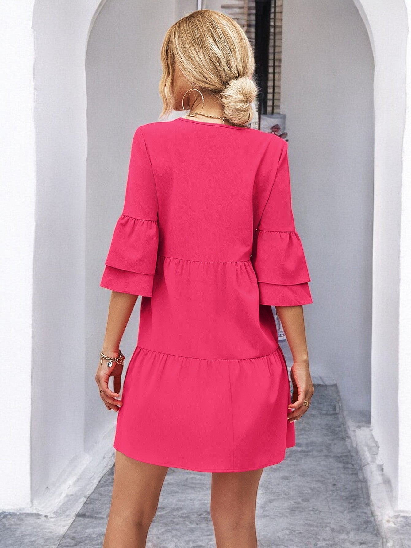 Abito Mini con Scollo a V e Maniche a Campana per uno Stile Senza Sforzo Stile Italiano