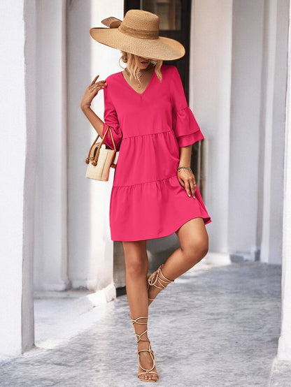 Abito Mini con Scollo a V e Maniche a Campana per uno Stile Senza Sforzo Stile Italiano