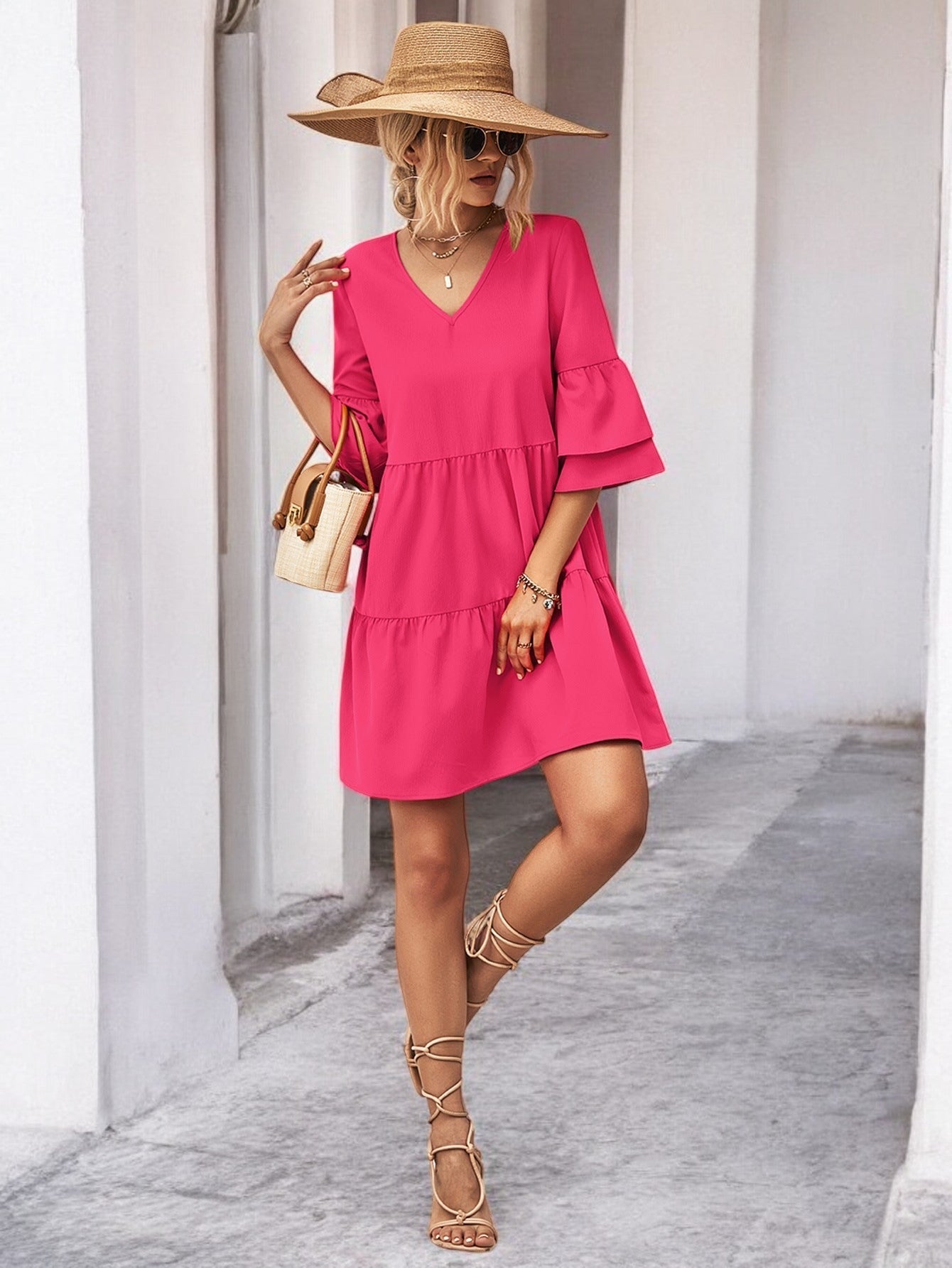 Abito Mini con Scollo a V e Maniche a Campana per uno Stile Senza Sforzo Stile Italiano
