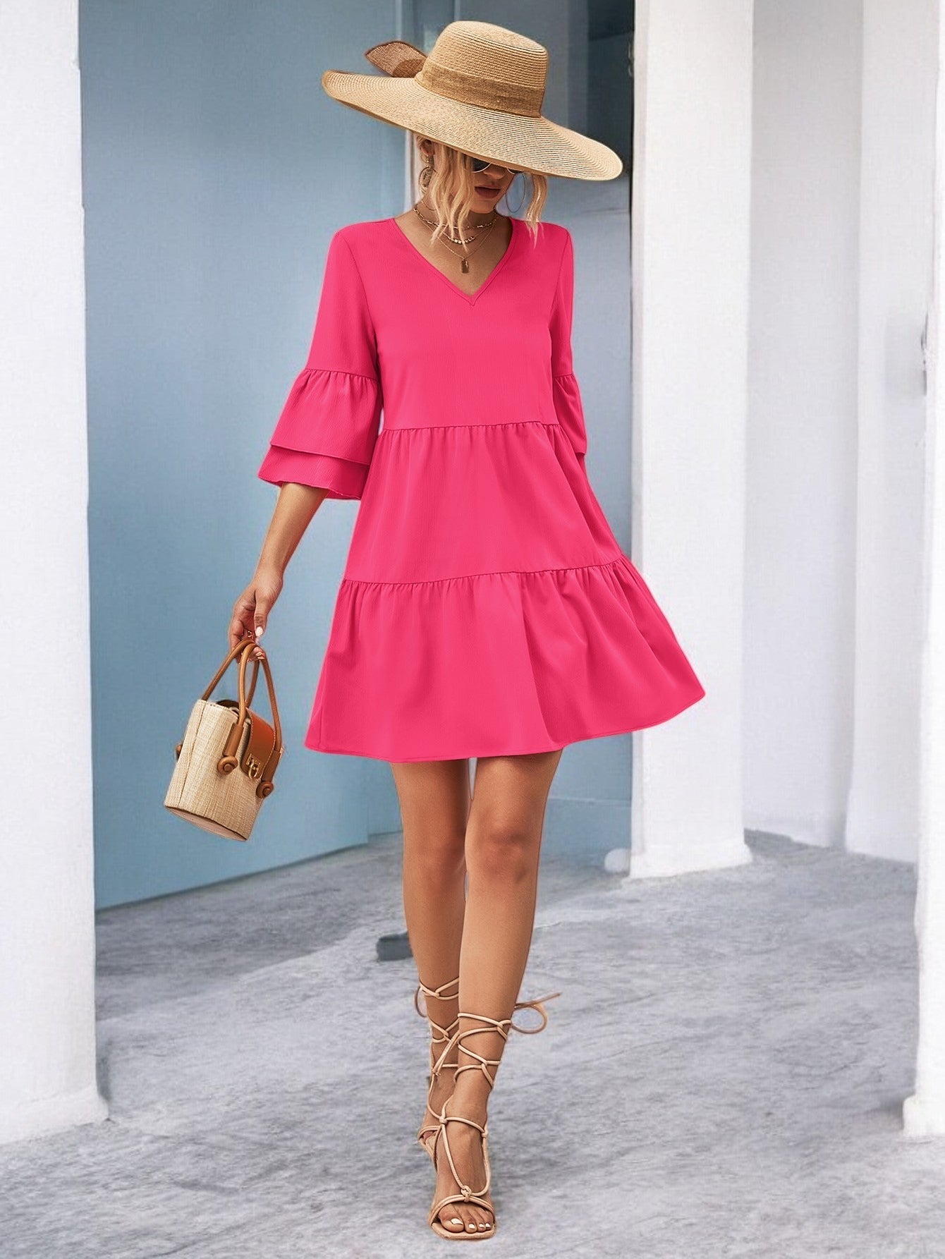 Abito Mini con Scollo a V e Maniche a Campana per uno Stile Senza Sforzo Stile Italiano