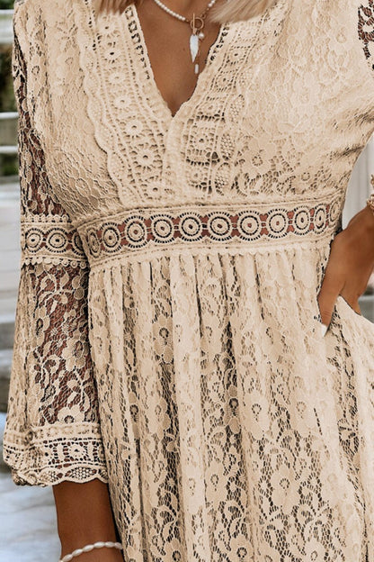 Abito V-Neck in Pizzo Allure per Eventi Eleganti Stile Italiano