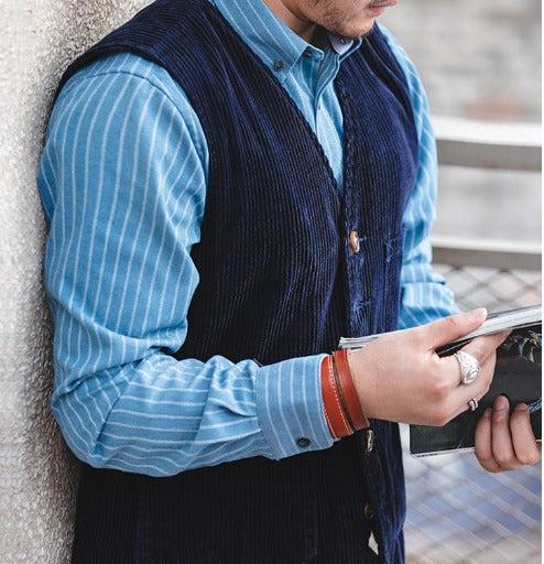 Gilet elegante in cotone indigo per uomini, disponibile in quattro colori versatili