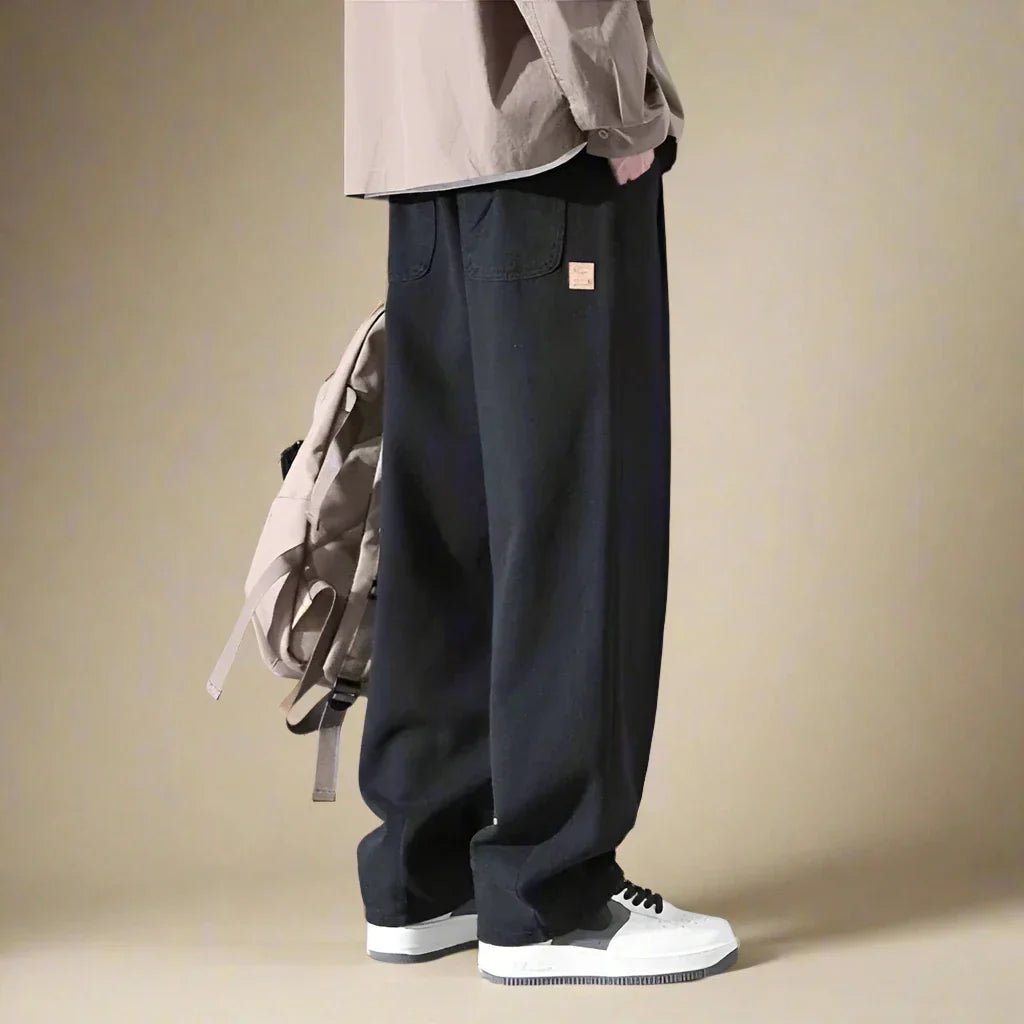 Pantaloni streetwear larghi per uomo con tasche cargo e design moderno